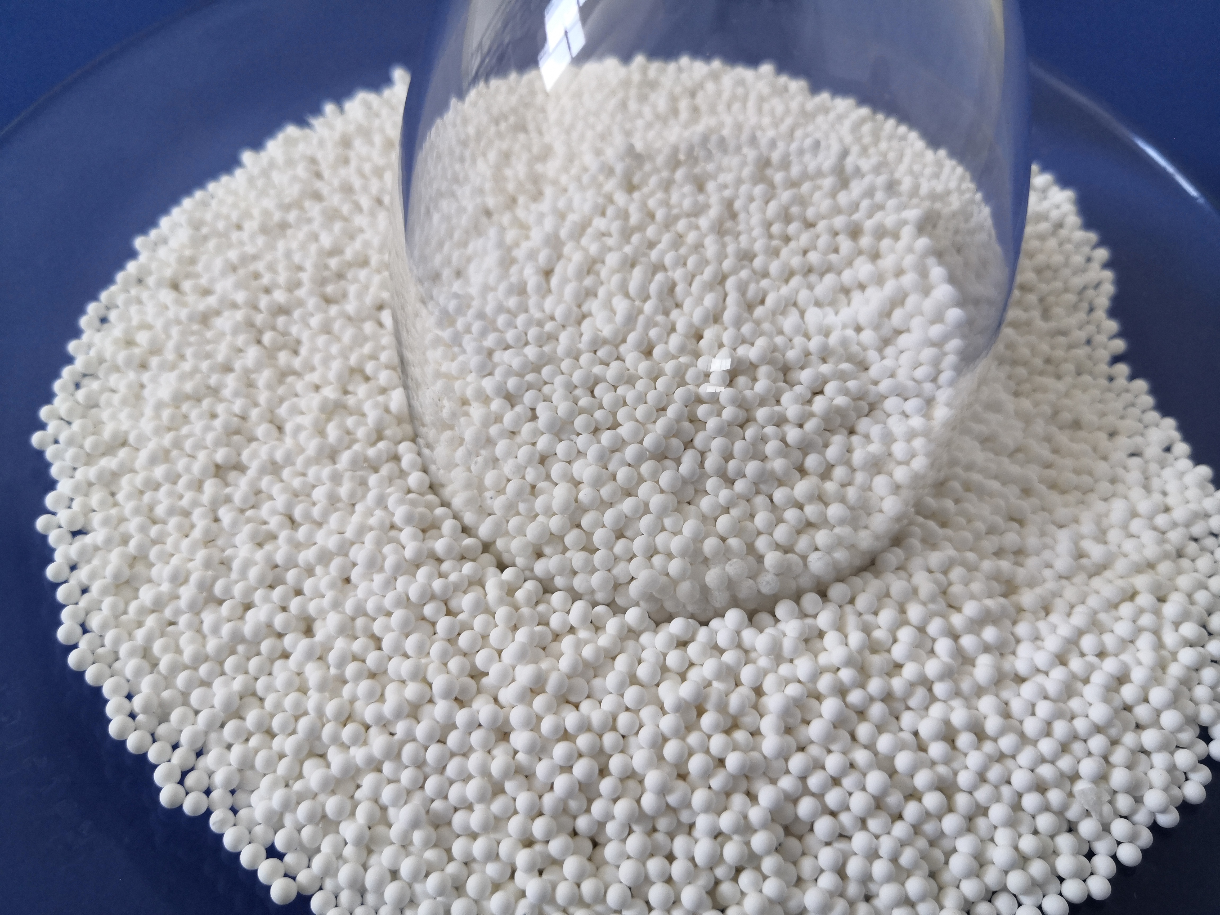 What are the special requirements of ceramic grinding balls on materials?